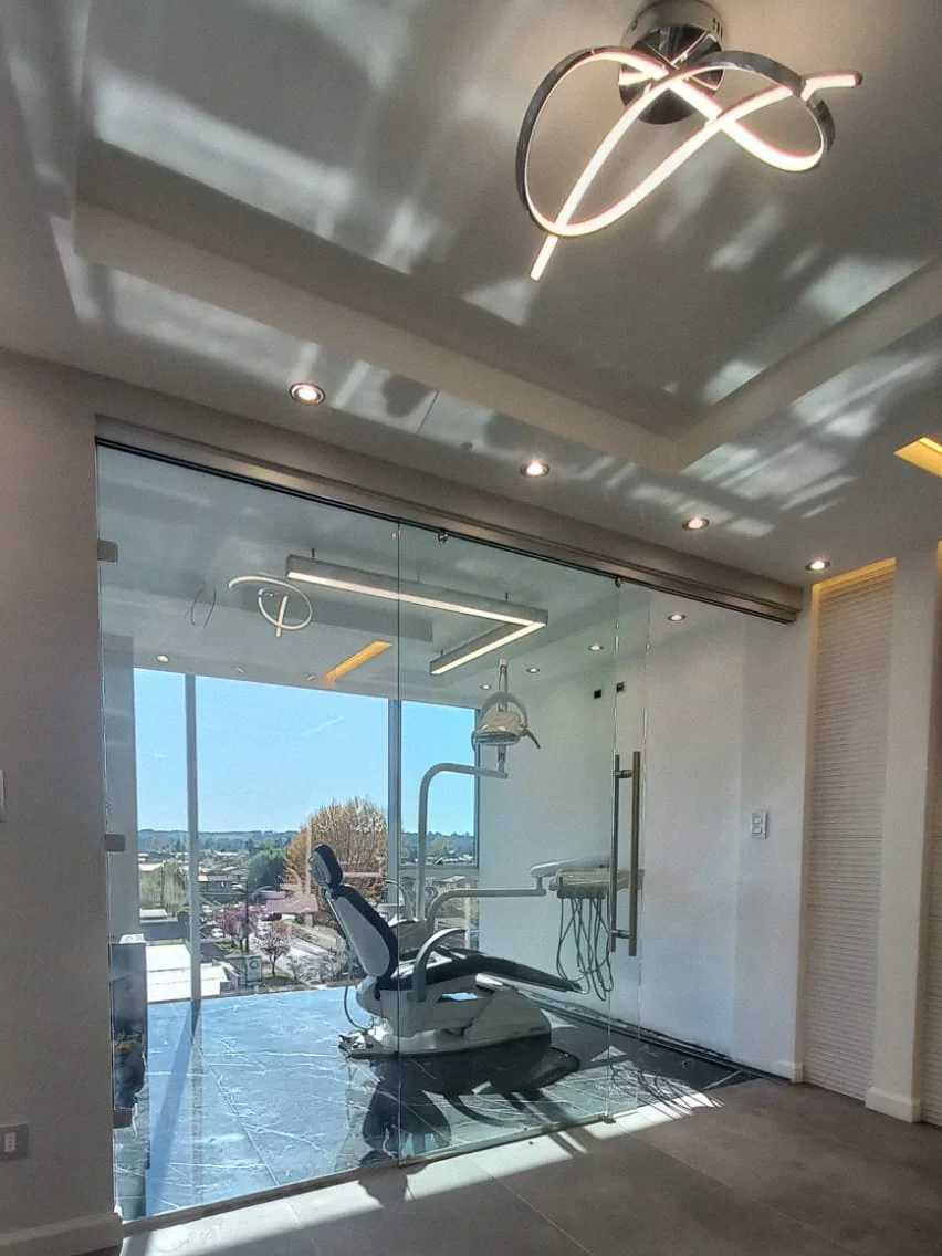 Box de atención dental con vista a la ciudad, cerrado en vidrio