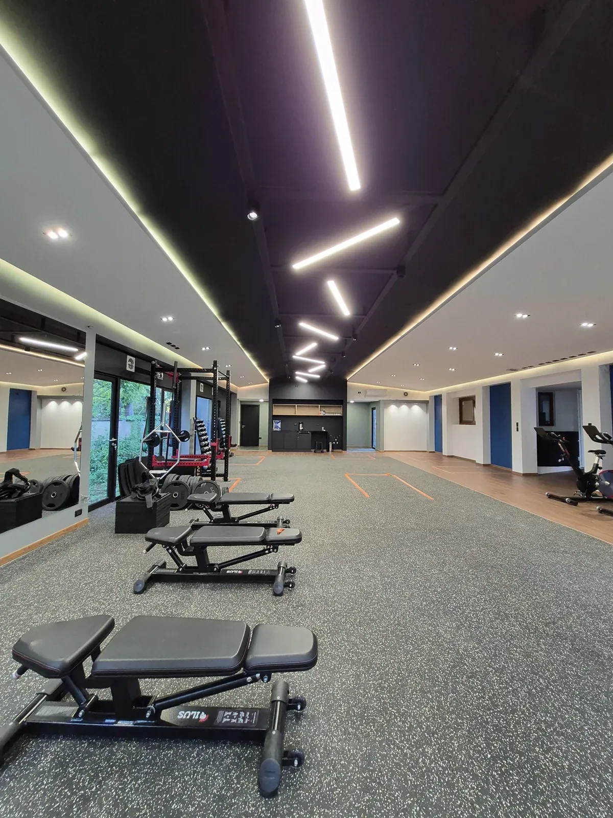 Sala de kinesiología y rehabilitación con bancos, pesas y bicicletas de entrenamiento